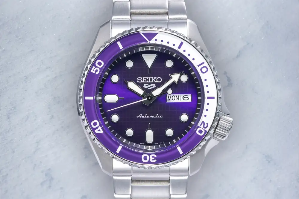 Makrofoto af urets bezel med hvid markering for de første 20 minutter og Hardlex-glas. SEIKO 5 Sports SKX Series SRPM11K1